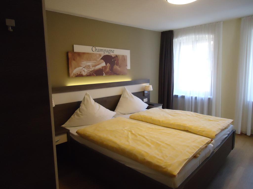 Gasthaus Huwer 베른카슈텔쿠에스 객실 사진